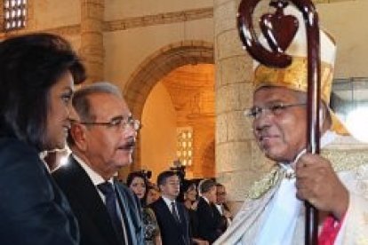 El nuevo arzobispo Ozorio saluda al presidente Danilo y su esposa en la catedral primada de América