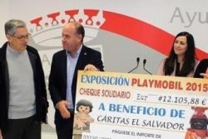 Juan Trujillo entrega al padre Alfonso Ramírez el cheque de 12.000 euros que apoyará a Cáritas parroquial