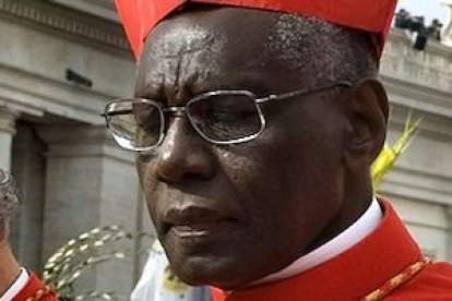 El cardenal Sarah, en una procesión de las palmas en la Plaza de San Pedro.