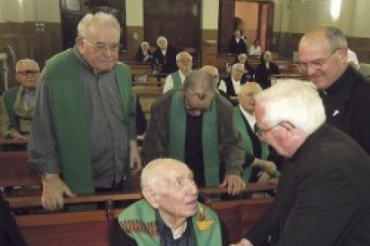 El cardenal Antonio Cañizares saluda a unos sacerdotes ancianos retirados en Valencia