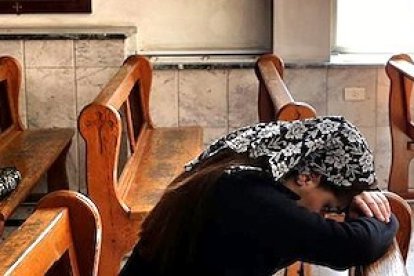 Sirios cristianos rezando en Grecia: ¿unas preguntas del Trivial mal respondidas podrían impedir su asilo?