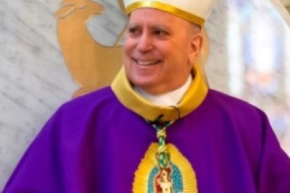 El arzobispo de Denver, Samuel Aquila, con una imagen de la Virgen de Guadalupe bajo el pectoral