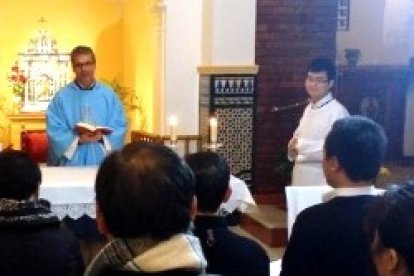 Misa en chino por la Inmaculada en Sevilla, con el padre José Joaquín Castellón