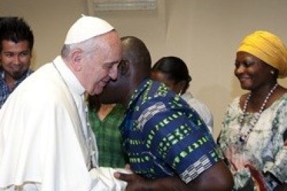 El Papa Francisco en su visita al Centro Astalli de refugiados en 2013