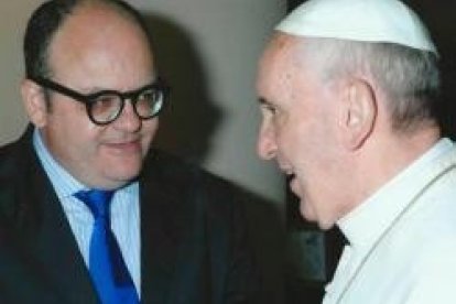 Gustavo Entrala con el Papa Francisco en una visita al Vaticano