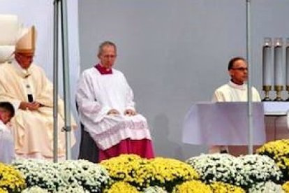 A pesar del frío, miles de católicos suecos, una minoría en el país, acudieron al estado a escuchar al Papa.