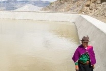 Depósitos de agua para la aspersión en el desierto de Palmira, Ecuador...