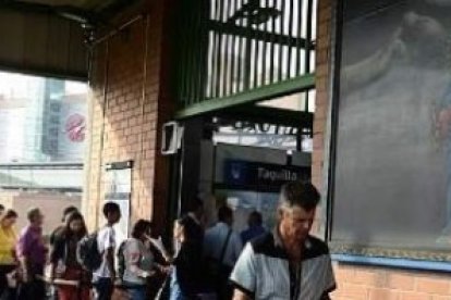 Una imagen de María Auxiliadora a la salida del Metro de Medellín, Colombia