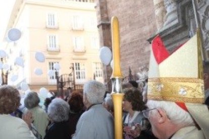 El cardenal Cañizares en el Jubileo de las Familias, a la puerta de la catedral