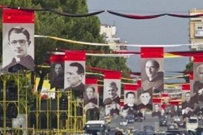 Fotografías en las calles de Tirana de los mártires católicos