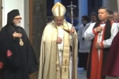 Francisco, con un delegado ortodoxo y otro anglicano, cruzando una Puerta de la Misericordia, gesto de la necesidad de Dios para alcanzar la unidad