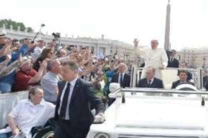 Francisco recorre en papamóvil los pasillos entre la multitud de peregrinos en la Plaza de San Pedro