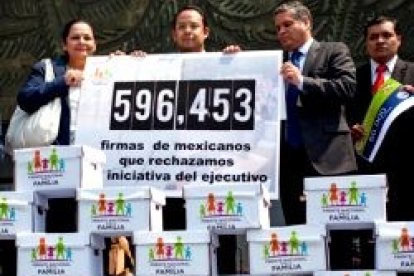 Casi 600.000 firmas en México contra la redefinición del matrimonio que quieren imponer Peña Nieto y los lobbies gays