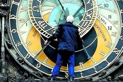 Reloj astronómico de Praga, 600 años - calcular la Pascua no es fácil, y la Iglesia lo ha estudiado con matemática y astronomía