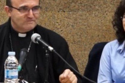 Asunción Ruíz, de Valencia, explicó su testimonio en el seminario de San Sebastián, presentada por el obispo José Ignacio Munilla