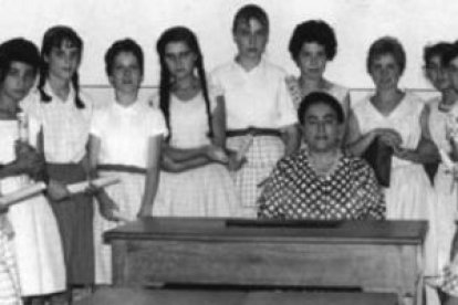 Ángela Ruiz Robles, rodeada de alumnas, en el Instituto de El Ferrol donde dio clases durante décadas, también clases gratuitas a obreros por las tardes