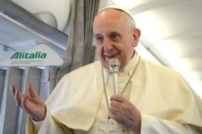El Papa Francisco en el avión de vuelta de Estrasburgo