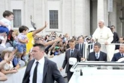 Francisco en la primera audiencia de miércoles en Pascua, en un día luminoso