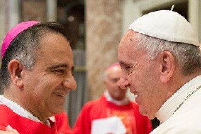 El Papa Francisco saluda a Erio Castellucci, arzobispo de Módena