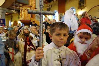 Niños vestidos de santos por Holywins en una parroquia de Polonia