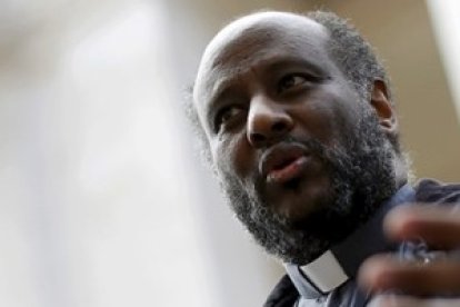 Comenzó atendiendo cientos de llamadas de ayuda en su número de móvil personal a cualquier hora los siete días de la semana