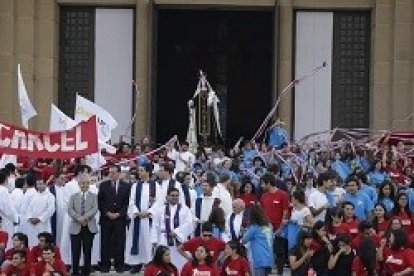 Los jóvenes se reunieron con el cardenal Ezzati antes de comenzar su misión