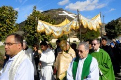 El obispo Reig con el Santísimo entre las distintas fosas comunes de Paracuellos