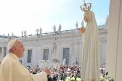 Francisco con una imagen de la Virgen de Fátima en Roma... acude a Portugal el 12 y 13 de mayo