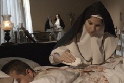 Fotograma de Luz de Soledad en la que se muestra la labor de estas religiosas con los enfermos