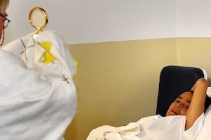 En la Fundación San Rafael, el Santísimo visita a los enfermos todas las noches.