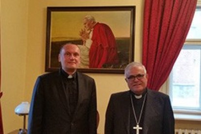 Don Demetrio, a la derecha, acompañado del rector de la Pontificia Universidad Juan Pablo II de Cracovia, Wojciech Zyzak.