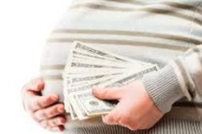 Los vientres de alquiler, como todo negocio, siguen la ley de máximo beneficio... el bebé es un producto usable y desechable