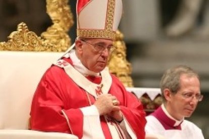Francisco oró por las víctimas de Londres del sábado vigilia de Pentecostés