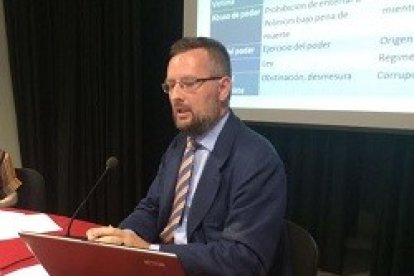 Antonio Barnés, durante una conferencia en el Ateneo de Madrid