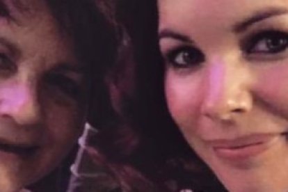 Jenny Hewett con su madre: un caso que saltó a los medios en Australia y refleja la frustración de muchas mujeres que congelan sus óvulos.