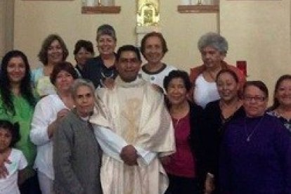 El sacerdote que ha sido asesinado Joaquín Hernández Sifuentes, junto a un grupo de fieles