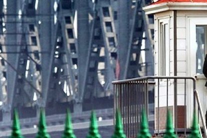 Un guardián chino en la frontera con Corea del Norte. Atravesarla no es garantía de haber escapado de la tiranía fundada en 1948 por Kim Il Sung.