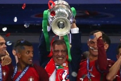 Fernando Santos, seleccionador de Portugal, es considerado un héroe en su país tras conseguir la Eurocopa
