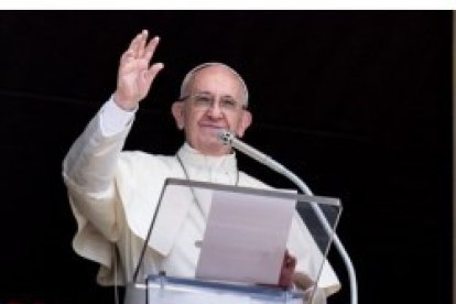 El Papa Francisco predica el Ángelus desde el balcón