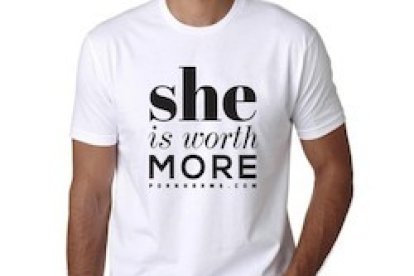 Ella se merece más: así reza el lema de esta camiseta difundida por grupos contrarios a la pornografía.