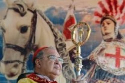 El cardenal brasileño Orani Tempesta junto a una imagen de San Jorge como caballero