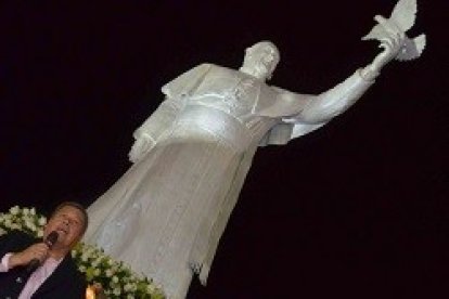 La estatua del Papa mide más de 4 metros y pesa más de 1.000 kilos