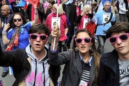 La conjunción de jóvenes grupos tradicionalistas y carismáticos ha revolucionado la presencia católica en las calles de Francia.