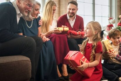 Abuelos, padres y niños, juntos y alegres en las fiestas de Navidad, con el árbol, foto de Freepik