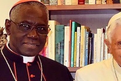 El cardenal Sarah, durante una visita a Benedicto XVI, ya como Papa emérito.