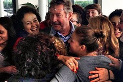 Silvio Cattarina, rodeado de algunos de los chicos a los que ayuda a salir adelante.