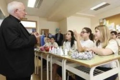 El cardenal Cañizares visita una escuela diocesana de Valencia