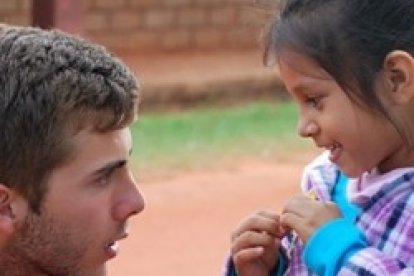 Javier con una niña de la misión boliviana