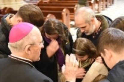 Osoro bendice a una familia en la anterior Jornada de la Familia