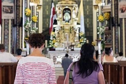 Mujeres rezan de rodillas en la Basílica de la Virgen de los Ángeles en Cartago, Costa Rica. Foto: Sergio Otegui. www.nadaincluido.com